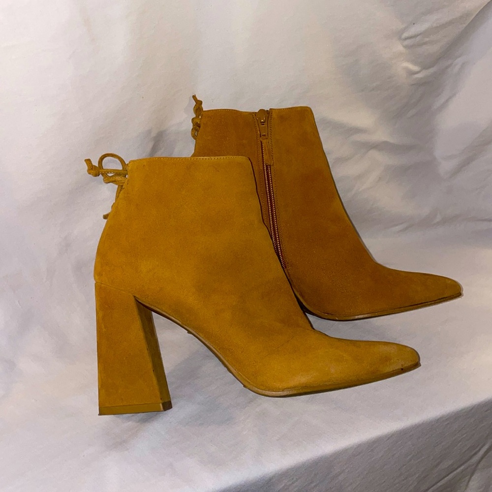 Stuart Weitzman Grandiose Suede Leather Pointed Toe Ankle Boot Bootie - Size 9